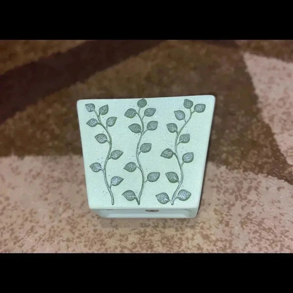 Planter green with leaves going down front - Picture 1 of 4